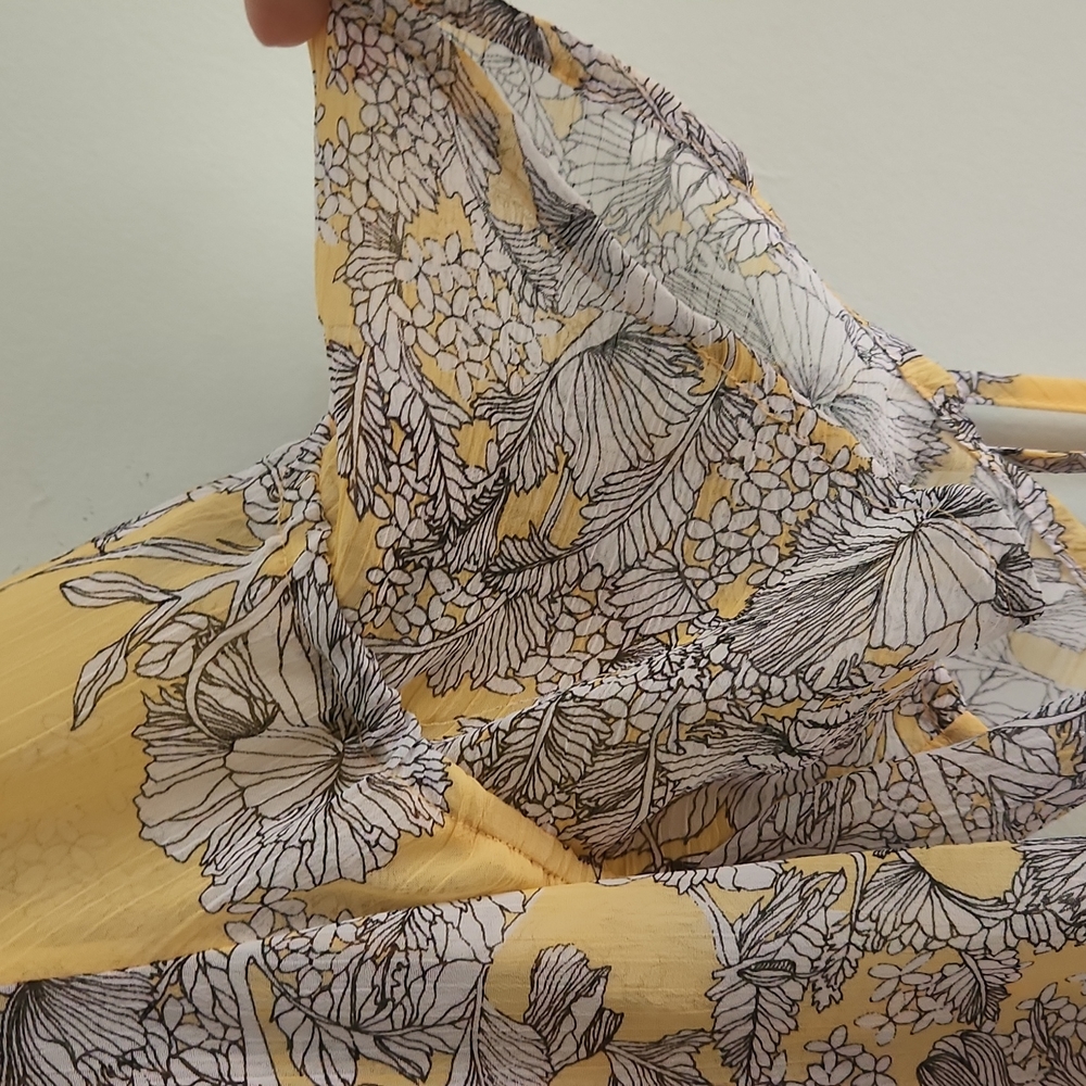 Liz Claborne Medium Yellow and Gray Floral Blouse with a Shell Lining - Picture 3 of 9